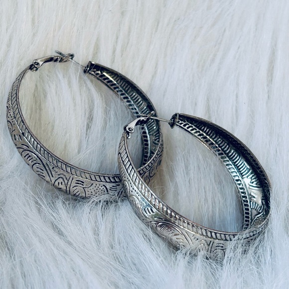 🔥SOLD🔥Large Silver Tone Hoop Earrings - Picture 3 of 5